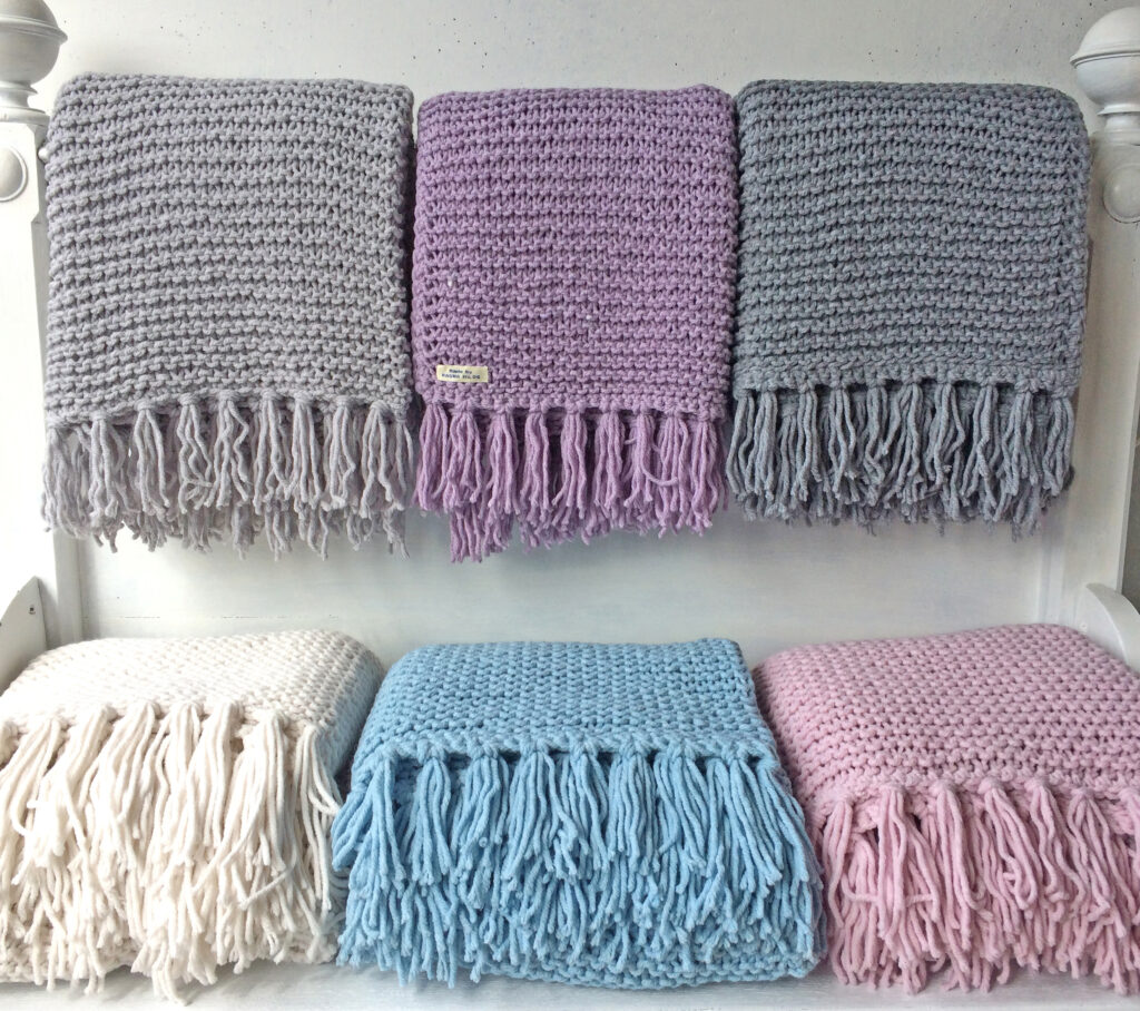 Strickdecken und Ponchos aus Merinowolle von AlteLiebeHamburg
