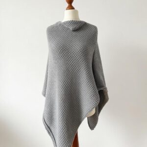 Handgestrickter Poncho Nebelstrand Grauton hochgeschlossen Größe M-L – AlteLiebeHamburg