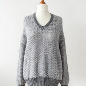 Handgestrickter Pullover V-Ausschnitt Silberhimmel Grautöne Größe M-L – AlteLiebeHamburg