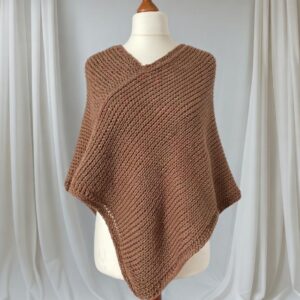 Handgestrickter Poncho Soft Caramel Merino Schurwolle Größe M-L – AlteLiebeHamburg