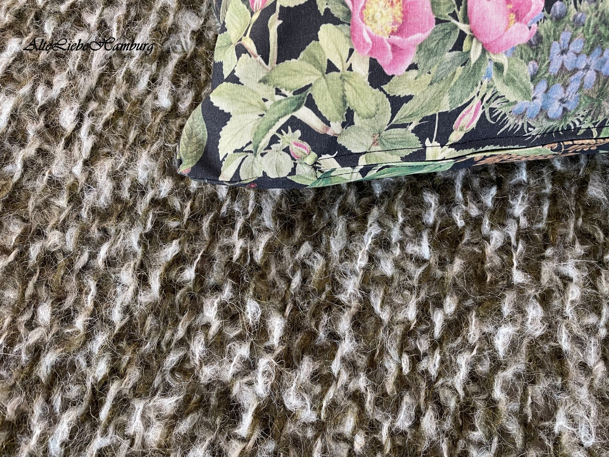 Nahaufnahme der groben Strickstruktur einer olivgrünen Tagesdecke aus Alpaca-Mohair-Merino-Wolle – AlteLiebeHamburg