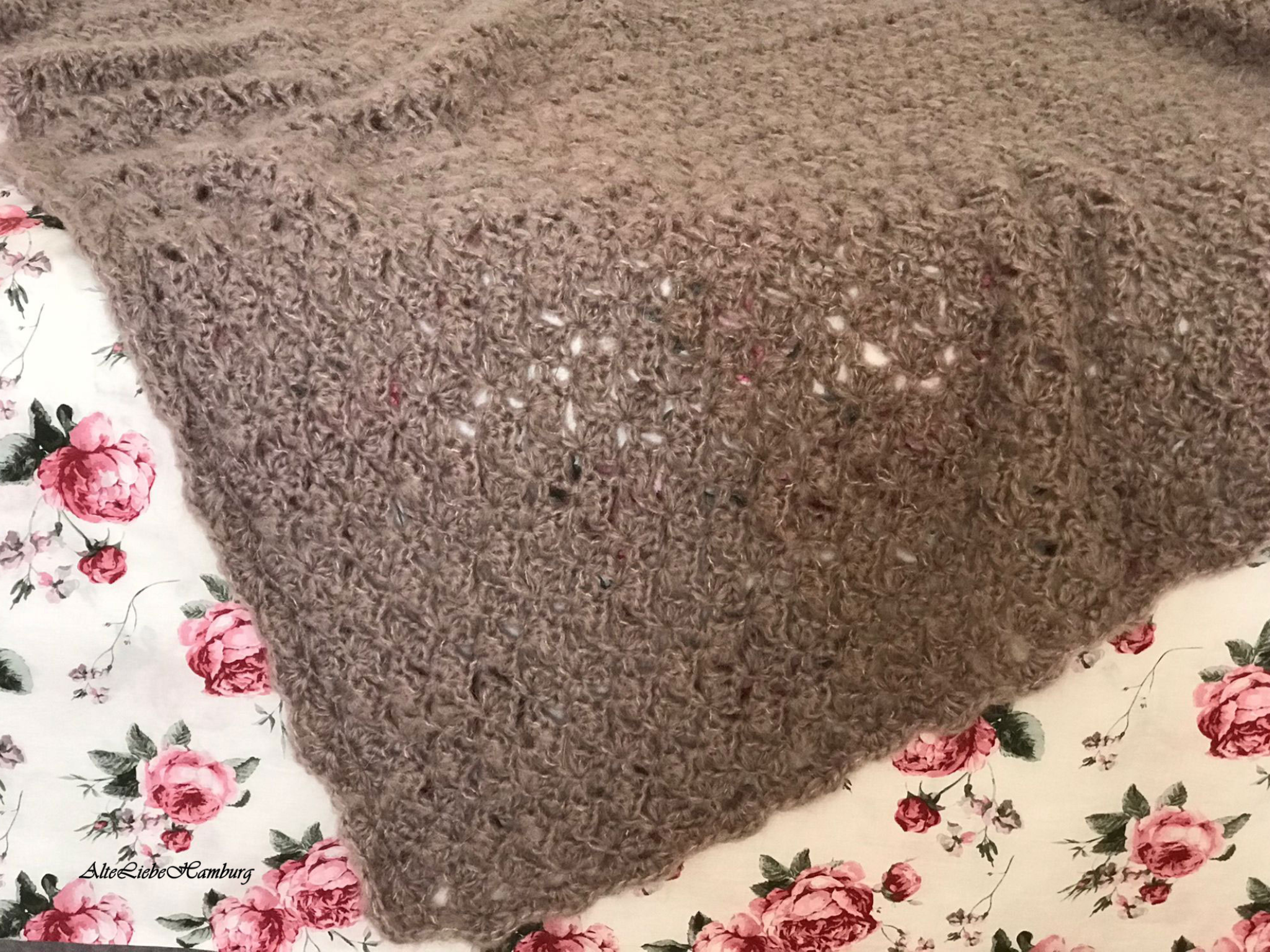 Grau-braune Tagesdecke aus Wolle und Mohair, gehäkelt – AlteLiebeHamburg