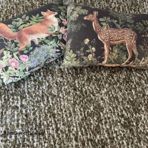Olivgrüne Strickdecke mit Fuchs- und Reh-Dekokissen – AlteLiebeHamburg