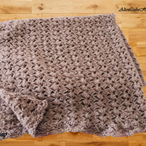 Grau-braune Tagesdecke aus Wolle und Mohair, gehäkelt – AlteLiebeHamburg