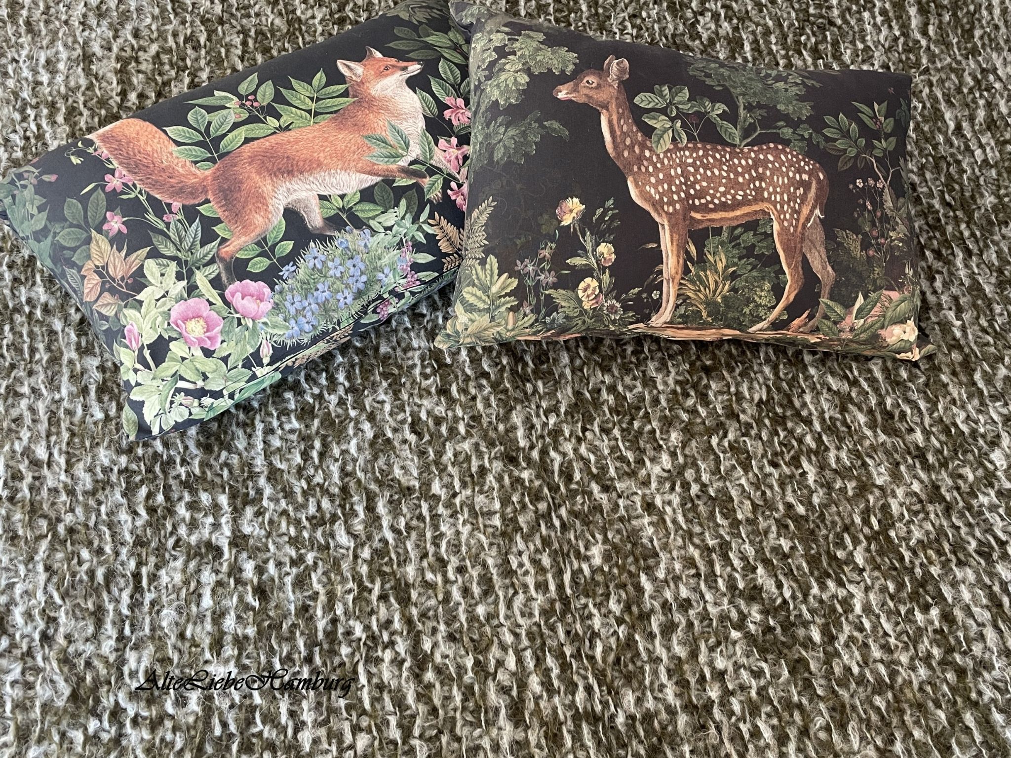 Olivgrüne Strickdecke mit Fuchs- und Reh-Dekokissen – AlteLiebeHamburg