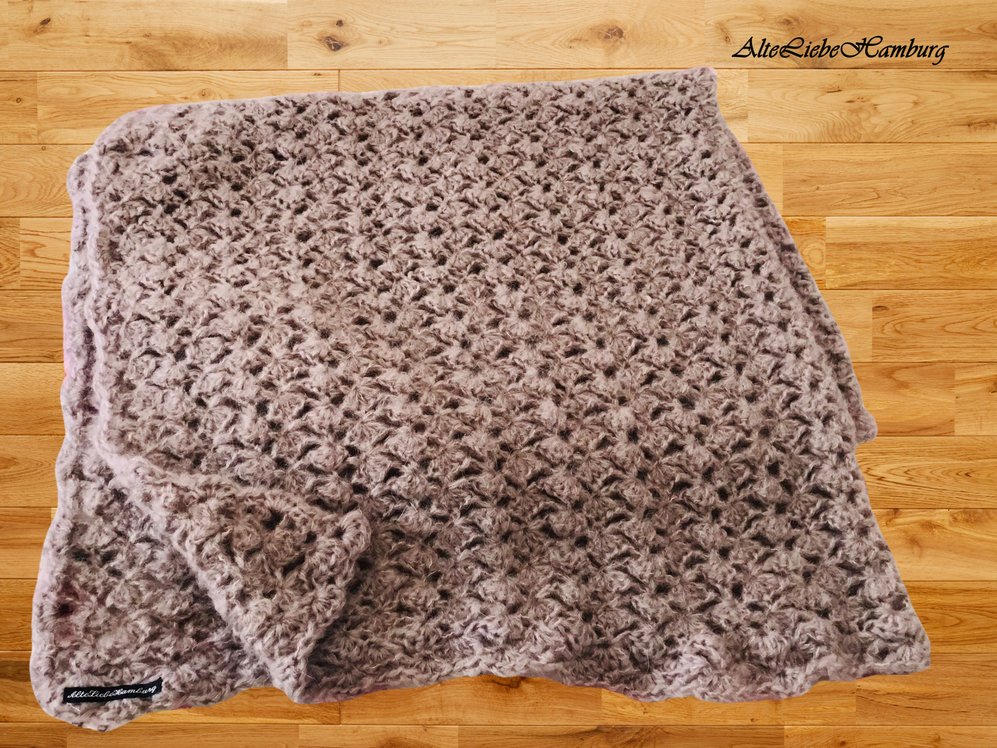 Grau-braune Tagesdecke aus Wolle und Mohair, gehäkelt – AlteLiebeHamburg