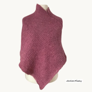 Poncho Himbeere aus 100% skandinavischer Wolle, Vorderansicht auf Schneiderpuppe, AlteLiebeHamburg