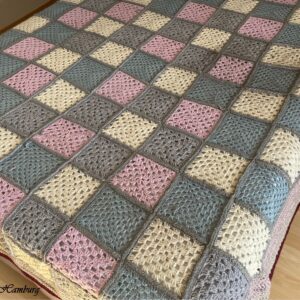 Handgehäkelte Granny-Square-Patchworkdecke in Pastelltönen mit Bordeaux-Rand, AlteLiebeHamburg