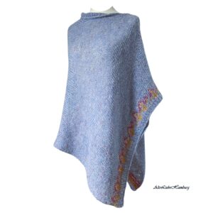 Handgestrickter Poncho in Hellblau mit Norwegermuster an der Naht, AlteLiebeHamburg