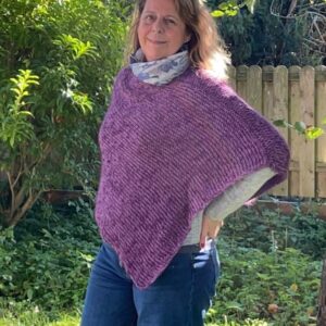 Pflaumen farbener Poncho aus weichem Mohair-Merino Garn, Vorderansicht
