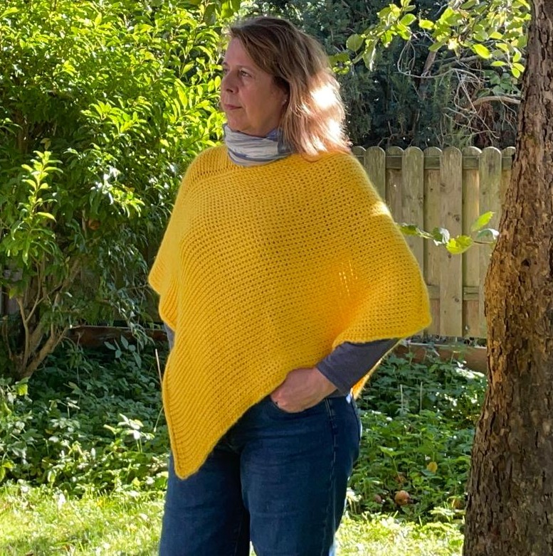 Gelber Poncho von der Seite getragen