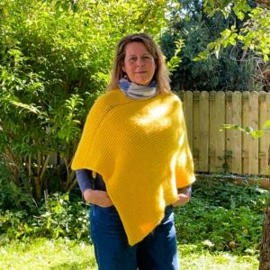 Gelber handgestrickter Poncho von AlteLiebeHamburg, Vorderansicht