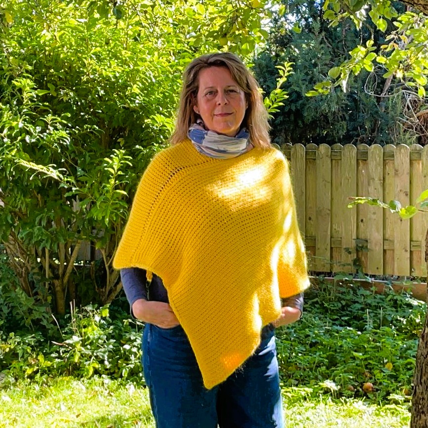 Gelber handgestrickter Poncho von AlteLiebeHamburg, Vorderansicht