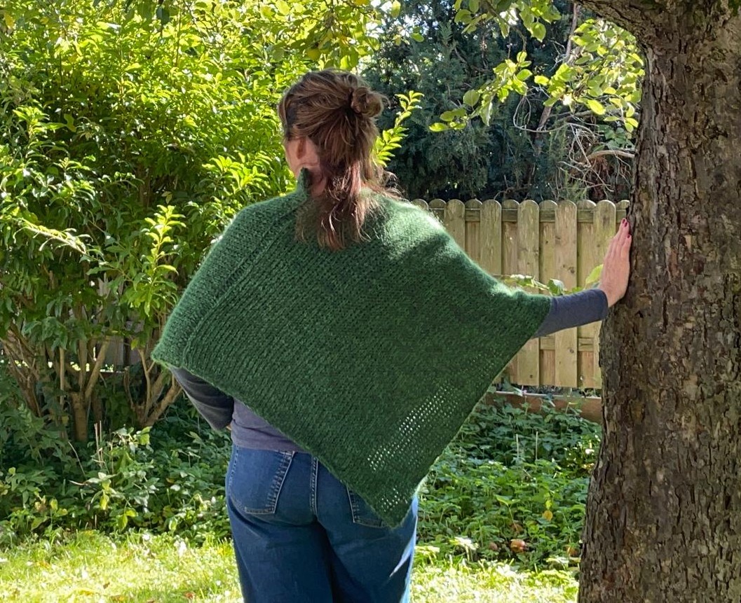 Tannengrüner Poncho, Rückenansicht
