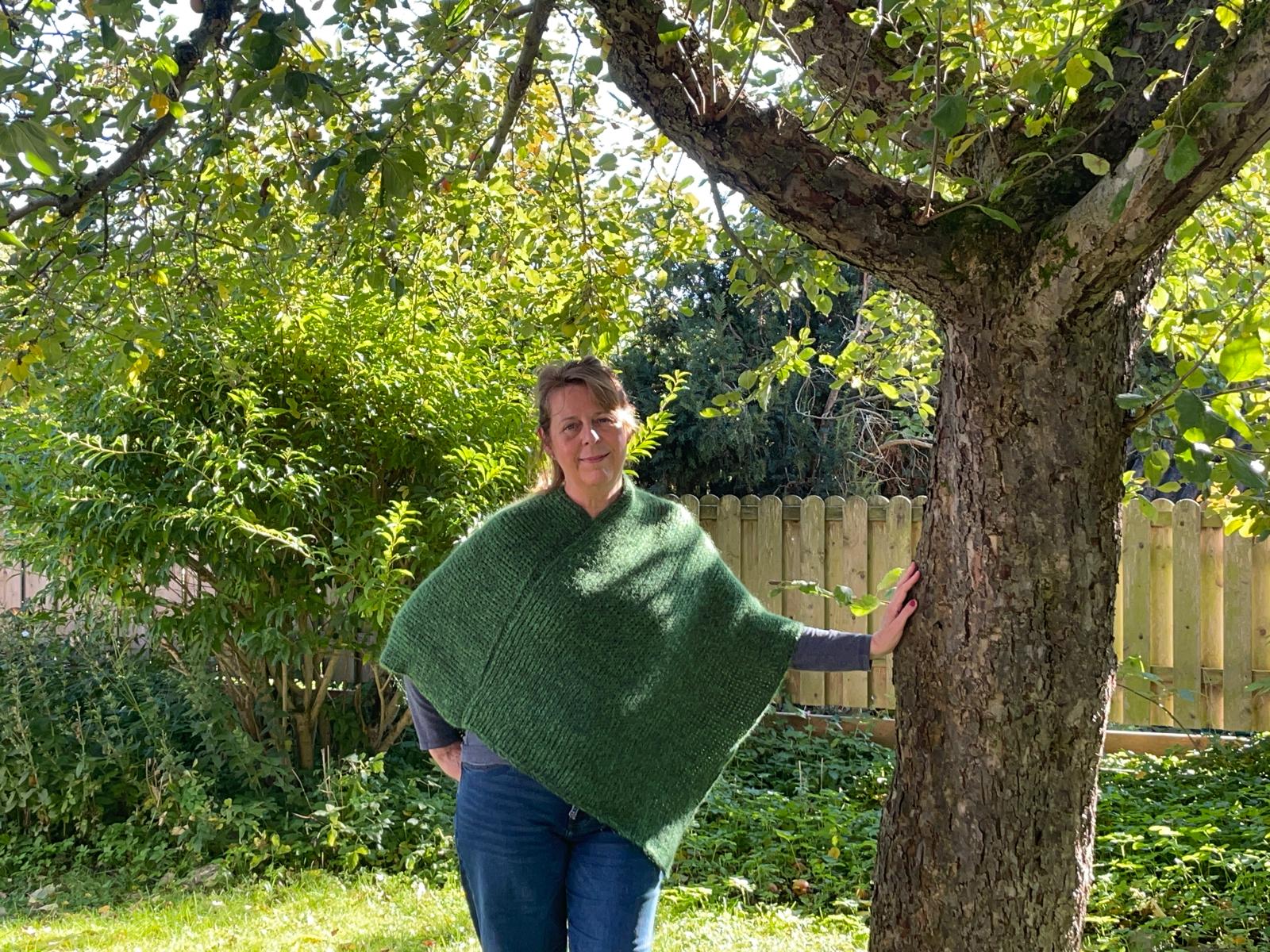 Tannengrüner handgestrickter Poncho mit V-Ausschnitt, Vorderansicht