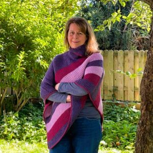 Gestreifter Poncho in Lila, Beere und Flieder, Vorderansicht